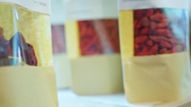 Kağıt torbalarda kurumuş meyve ve fındıklı raflar süpermarkette Goji Berry seçmek. Kapatın. Yüksek kalite 4k görüntü