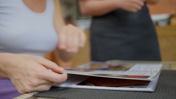 Kafede Menüyü Tutan Kadın Sayfaları Çeviriyor Yiyecek Içecekleri Seçiyor Garson — Stok video