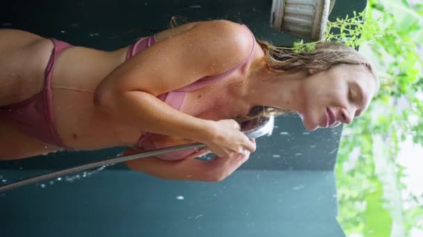 Naga Młoda Blondynka Pięknym Opalonym Ciałem Bierze Letni Prysznic Tropikalnym — Wideo stockowe