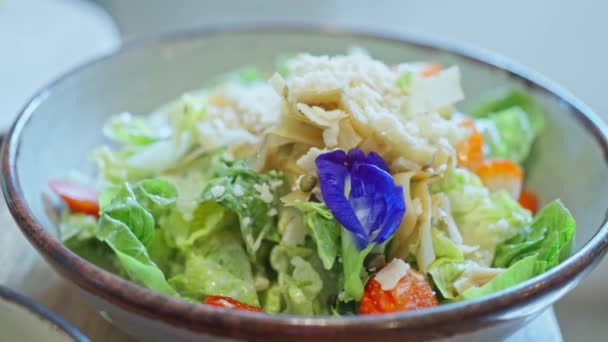 Salada Saudável Com Cenouras Abacate Legumes Arroz Decorados Com Flores — Vídeo de Stock