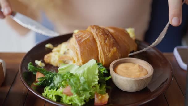 Detailní Záběr Žena Nožem Vidličkou Ruce Nakrájené Croissant Mozzarellou Salátové — Stock video