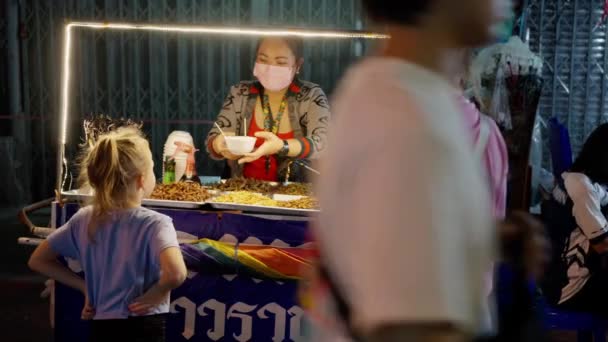 Asiatisk Gatumarknad Natten Ung Turist Försöker Steka Insekter För Första — Stockvideo