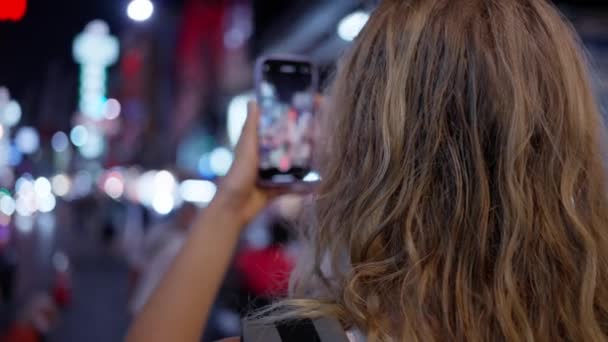 Pohled Zezadu Turistku Jak Noci Natáčí Přeplněné Ulice Bangkoku Telefonem — Stock video