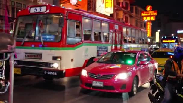 Kina Natten Main Street Med Neonskilt Madboder Turister Trafik Smuk – Stock-video