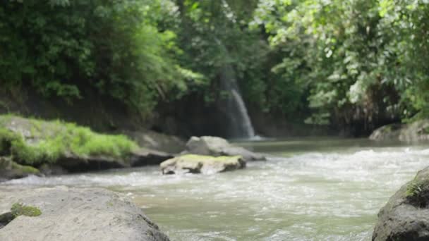 山河密闭 夏日阳光明媚 背景中一片美丽的瀑布在远方 慢动作高质量的4K镜头 — 图库视频影像