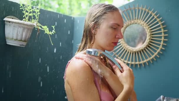Kobieta Stojąca Pod Otwartym Prysznicem Dziewczyna Różowym Stroju Kąpielowym Zewnątrz — Wideo stockowe