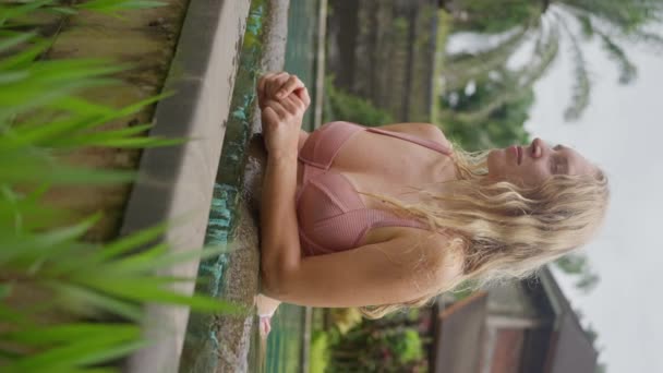 Mladá Smyslná Žena Růžových Bikinách Relaxující Vodě Tropického Letoviska Opírající — Stock video