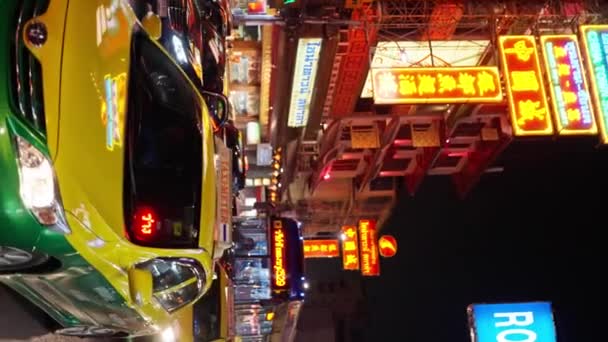 Geceleri Çin Kasabası Ana Caddede Neon Işıkları Geceleri Trafik Dikey — Stok video