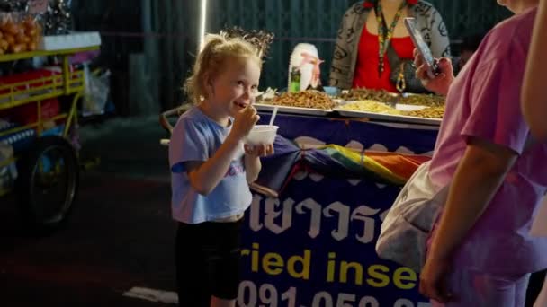 Ταϊλάνδη Μπανγκόκ 2023 Ένα Μικρό Κορίτσι Δοκιμάζει Εξωτική Ασιατική Κουζίνα — Αρχείο Βίντεο