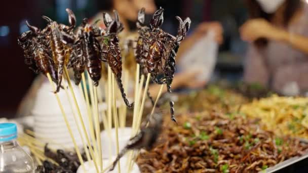 Insectos Fritos Escorpiones Vendedor Comida Callejera Tailandia Asiática Comida Exótica — Vídeos de Stock