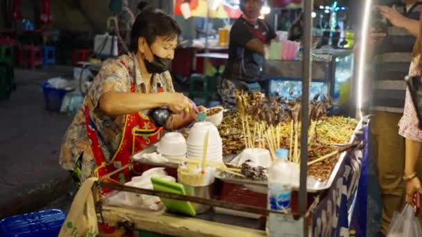 Жінка Продає Жуки Нічному Ринку Чайнатауні Смажені Комахи Скорпіони Вуличного — стокове відео