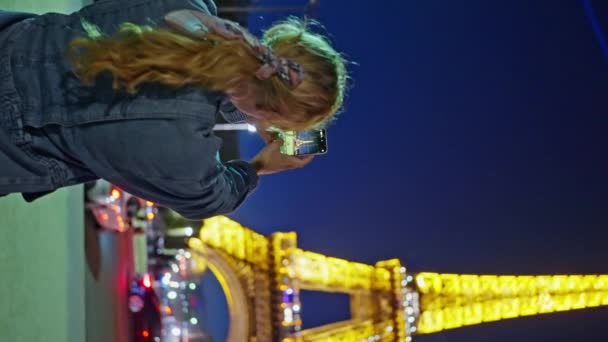 Una Mujer Filma Torre Eiffel Teléfono Torre Eiffel Por Noche — Vídeos de Stock
