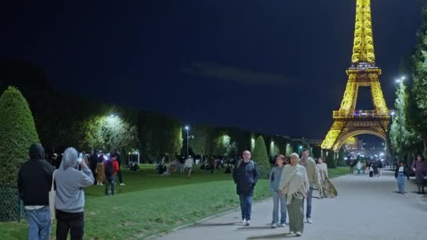 Eiffel Torony Éjjel Gyönyörűen Világít Emberek Champ Marson Párizs Világhírű — Stock videók