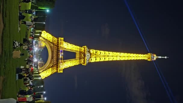 Torre Eiffel Noite Brilha Lindamente Pessoas Champ Mars Símbolo Mundialmente — Vídeo de Stock