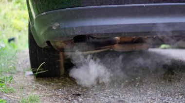 Ekoloji problemi olan sürücü CO2 Dioksit emisyonu. Benzin ya da dizel araba egzoz gazı ekoloji kirliliği. Egzoz Egzozu Dumanı Taşıma. Hava kirliliği dumanlı araba egzoz borusu susturucusu. Yavaş çekim.