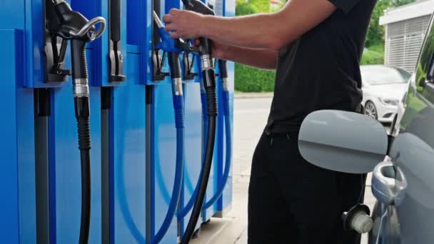 Tankwagen Mit Benzin Der Zapfsäule Betanken Auto Tankt Kraftstoff Dieselöl — Stockvideo