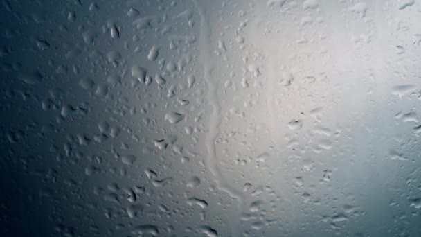 Blick Aus Dem Fenster Bei Regnerischem Wetter Regentropfen Auf Das — Stockvideo