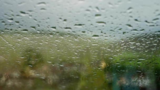 Blick Aus Dem Fenster Bei Regnerischem Wetter Regentropfen Auf Das — Stockvideo