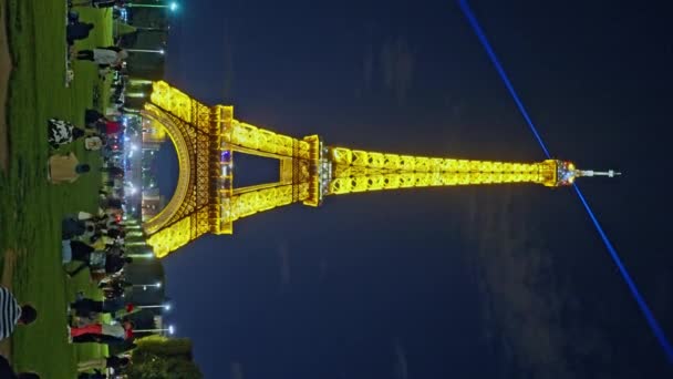 Eiffeltornet Natten Lyser Vackert Folk Champ Mars Världsberömd Symbol För — Stockvideo