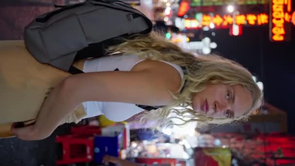 Τουριστικό Κορίτσι Περπατά Μέσα Από Την Πόλη Νύχτα Ένα Πλήθος — Αρχείο Βίντεο