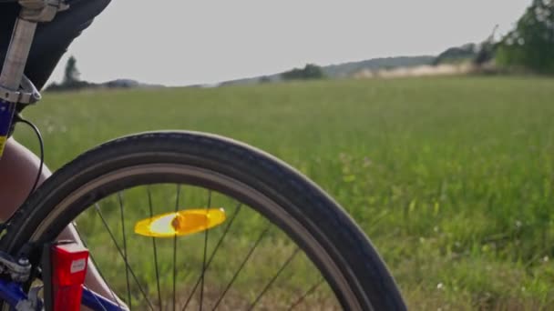 Чоловік Їде Велосипеді Веде Здоровий Спосіб Життя Подорожі Крупним Планом — стокове відео