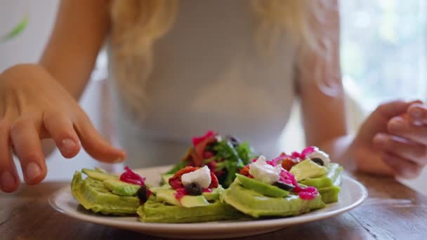 Traditioneel Continentaal Ontbijt Lekker Veganistisch Ontbijt Close Van Een Meisje — Stockvideo