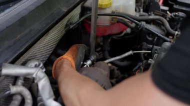 Garajda eski ve kullanılmış turbo şarjlı araba tamircisi elleri var. Türbin Kavramı. Ağır çekim. Yüksek kalite 4k görüntü