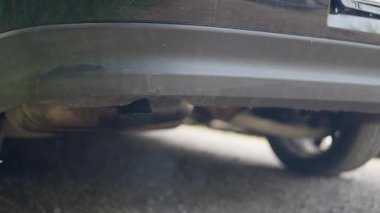 Ekoloji problemi olan sürücü CO2 Dioksit emisyonu. Benzin ya da dizel araba egzoz gazı ekoloji kirliliği. Egzoz Egzozu Dumanı Taşıma. Hava kirliliği dumanlı araba egzoz borusu susturucusu. Yavaş çekim.