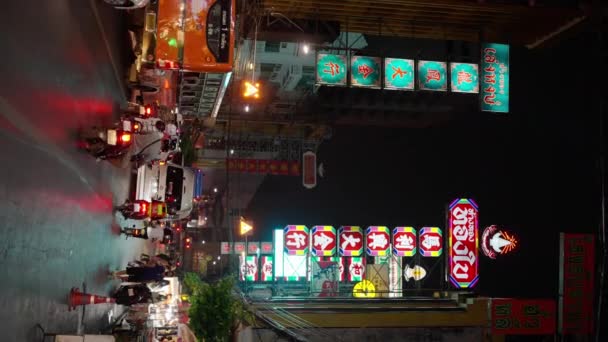 Gece Çin Kasabası Neon Işıklı Ana Cadde Yemek Tezgahları Turistler — Stok video