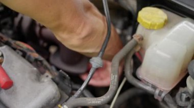 Garajda eski ve kullanılmış turbo şarjlı araba tamircisi elleri var. Türbin Kavramı. Ağır çekim. Yüksek kalite 4k görüntü