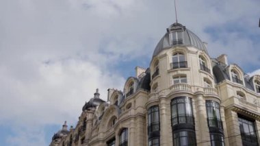Balkonları ve pencereleri olan tipik bir Paris binası. Haussmann Style Mimari 16. cadde boyunca Paris, Fransa 'da. Düşük açı, yan görüş. Yüksek kalite 4k görüntü