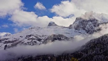 İsviçre Alpleri 'nin ağaçlık yamaçlarında sis ve bulutlar kıvrılır. Zaman aşımı. İsviçre. Yüksek kalite 4k görüntü