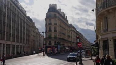 Sokağın köşesine güzel bir mimari tasarımı olan PARIS 'i inşa etmek. Ağır çekim. Paris, Fransa 'daki geleneksel stil evleri manzarası. - 14. 09 2023. Yüksek kalite 4k görüntü
