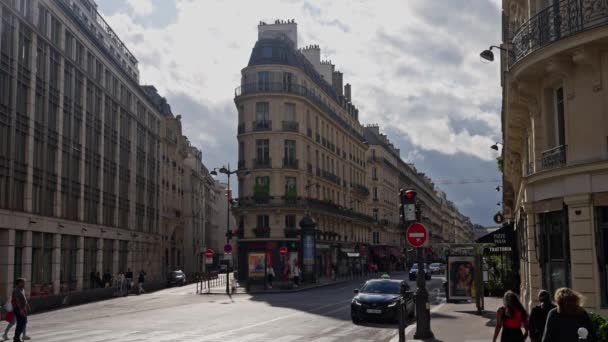 Construção Paris Esquina Rua Com Belo Design Arquitetônico Movimento Lento — Vídeo de Stock
