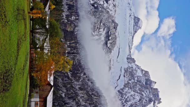 瑞士山中的村庄 瑞士阿尔卑斯山雪原背景的时间差 瑞士阿尔卑斯山的时间流逝 雪山白云密布 垂直录像 高质量的4K镜头 — 图库视频影像