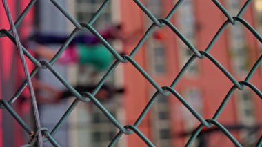 Sonbahar günü, Paris caddesinde basketbol oynayan çok ırklı adamlar, arka plan bulanıklaşmıştı. Bir basketbol oyuncusu topu sepete atıyor. Güzel bokeh, dikey manzara. Ağır çekim. 4k