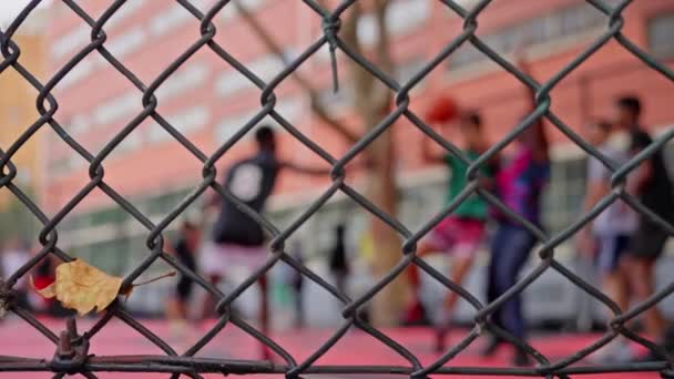 Koszykarz Rzuca Piłkę Kosza Wieloetniczni Faceci Grający Koszykówkę Ulicy Paryża — Wideo stockowe