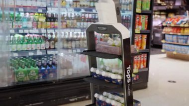 Pattaya, Tailand - 19 Mart 2023: Süpermarkette dolaşan akıllı robot, süpermarkette yiyecek ve içecek satıyor. Yüksek kalite 4k görüntü