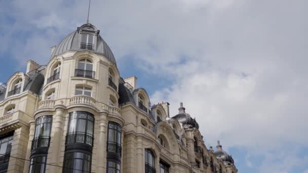 Edifício Típico Parisiense Com Varandas Janelas Haussmann Style Architecture 16Th — Vídeo de Stock