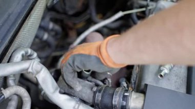 Garajda eski ve kullanılmış turbo şarjlı araba tamircisi elleri var. Türbin Kavramı. Ağır çekim. Yüksek kalite 4k görüntü