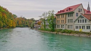 Bern 'ün eski şehir manzarası, eski binalar, Aare nehri manzarası, İsviçre. Yüksek kalite 4k görüntü