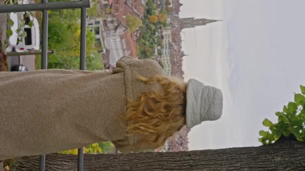 Женщина Теплом Пальто Смотрит Город Берн Старый Город Городской Пейзаж — стоковое видео