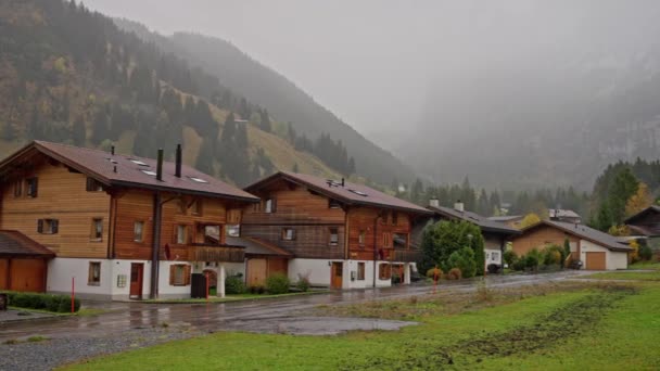 Malá Vesnice Švýcarských Horách Staré Domy Chalupy Pozadí Zasněžených Hor — Stock video