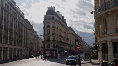 Sokağın köşesine güzel bir mimari tasarımı olan PARIS 'i inşa etmek. Ağır çekim. Paris, Fransa 'daki geleneksel stil evleri manzarası. - 14. 09 2023. Yüksek kalite 4k görüntü