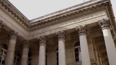 Paris FRANCE 'ta ünlü Louvre. Sütunlu Antik Güzel Bina. Yüksek kalite 4k görüntü