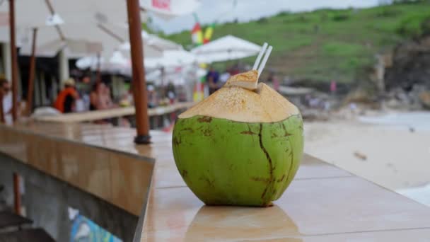 绿色年轻新鲜椰子与稻草的视频镜头 接近巴厘岛的海滩 慢动作高质量的4K镜头 — 图库视频影像