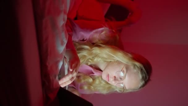 Sexy Programmiererin Mädchen Weibliche Hacker Mit Brille Bett Liegend Arbeit — Stockvideo