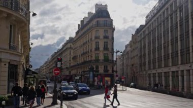 Sokağın köşesine güzel bir mimari tasarımı olan PARIS 'i inşa etmek. Ağır çekim. Paris, Fransa 'daki geleneksel stil evleri manzarası. - 14. 09 2023. Yüksek kalite 4k görüntü