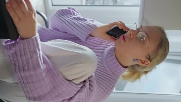 Joven Mujer Negocios Profesional Hablando Por Teléfono Usando Ordenador Portátil — Vídeo de stock