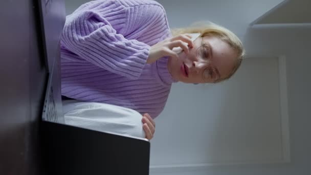 Jovem Mulher Negócios Profissional Falando Telefone Usando Laptop Sentar Casa — Vídeo de Stock